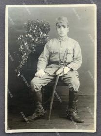 抗战时期 照相馆布景拍摄 身穿“九八式”军服的日军上等兵肖像照一枚