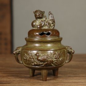 铜狮盖三足炉 摆件香炉 ，品相如图 口径：6.6厘米 高度：12.5厘米 耳距：11厘米 重约：600克