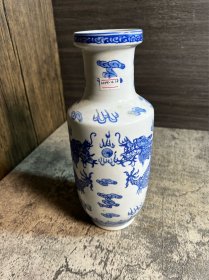 90年代，青花双龙花瓶一只