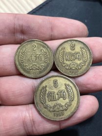 出3枚长城角币，2角1980年、1983年各一枚；5角1983年一枚。保真，品相如图。