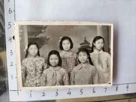 50年代初昆师附小粗辫子小美女合影照片(厚实)(罕见三寸金莲皮鞋)(50-60年代杨永仙相册，杨永仙50年代就读于昆明师专附小，50年代末60年代初就读于昆明十中)