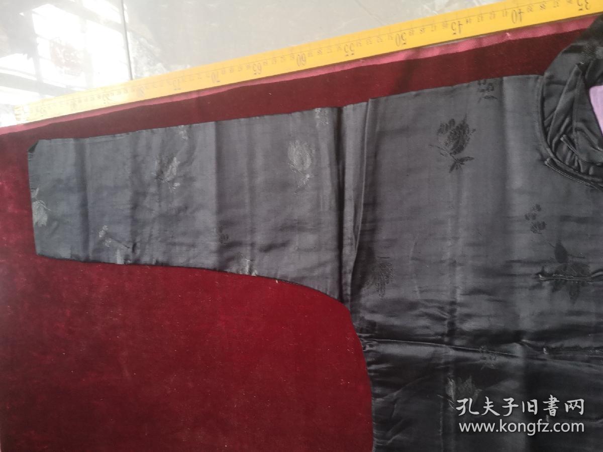 晚清民国，几乎全新的缎底暗织花短褂，长袍短褂是古人常穿的服装，上面贴有白纸处，应该是过去贴商标遗留的，一取就掉了，如图
