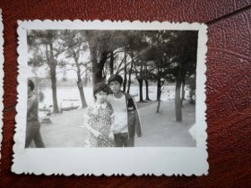 50~80年代老照片，吉林姐妹情谊30年系列之五，80年代初恋爱照一张，摄于吉林江北公园