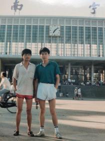 八十年代南宁火车站留影1张