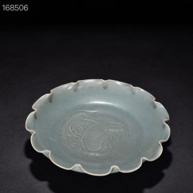 宋汝窑天青釉刻鸬鹚纹花口洗 高5.5厘米 宽28.5厘米