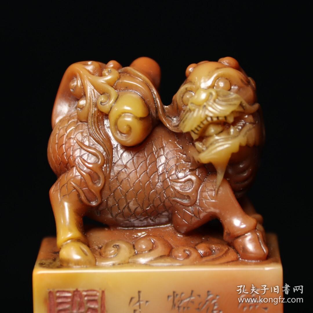 回流典藏品辛未年篆刻家【小池】刻石，寿山石雕刻麒麟印章，石质坚硬，细腻透亮，包浆浑厚，镂空工艺，纹路清晰呈现，收藏观赏之佳品！