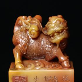 回流典藏品辛未年篆刻家【小池】刻石，寿山石雕刻麒麟印章，石质坚硬，细腻透亮，包浆浑厚，镂空工艺，纹路清晰呈现，收藏观赏之佳品！