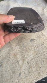 创汇时朝朝天岩大六寸敲边端砚，下发迅速而细腻。普通老书道墨条，也能研出紫蓝光。有一处石缺，见尾图。