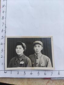 李兆麟相册:1954年中国人民解放军女军人着50式军装与哥哥合影照(男的胸前徽章可能放大镜下才能看清)