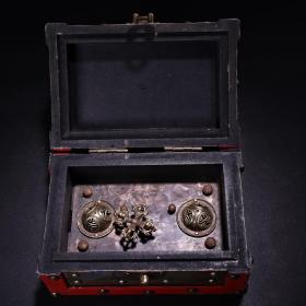 珍品旧藏收罕见纯铜巴音盒  可发出声音
工艺精致   保存完好
重1210克  高10厘米  长18厘米 宽12厘米