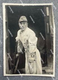 抗战时期 山西省日军陆军医院内拄拐杖、戴手表的日军伤兵 原版老照片一枚（地点应为太原、临汾或运城地区的日军“陆军病院”内。）