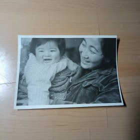 老照片–80年代年轻母亲怀抱可爱女儿留影