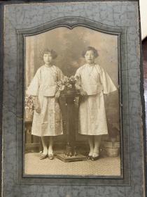 《民国老照片》（1920年代，身穿倒大袖，筒裙民国美女10X15cm，卡纸14.5X54，私藏）