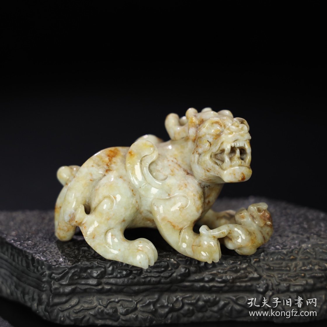 点击查看原图 旧藏 和田玉子母兽摆件,玉质细腻油润,包浆老道,,尺寸 高 5.4厘米,长 8.8厘米,宽 5.8厘米,重 214.5克!
