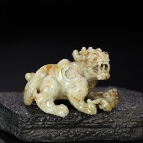 旧藏 和田玉子母兽摆件,玉质细腻油润,包浆老道,,尺寸 高 5.4厘米,长 8.8厘米,宽 5.8厘米,重 214.5克!
