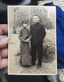 民国上海名人老照片，沈同一又名沈维帧夫妇并旗袍装