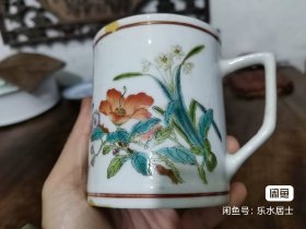 五十年代的厂货粉彩花卉茶杯，高10公分，口径8公分，绘制非常精美，有几处修补，如图，瑕不掩瑜，市场极难见到如此精美的五十年代厂货，值得珍藏和欣赏！保真包老，不议价