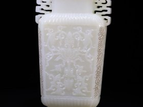 和田玉花卉瓶高21厘米.宽9.3厘米.厚4.6厘米.重568克