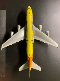 飞机模型，仿真仿真合金航模，航空模型 ，合金和塑料材质，质感很好，有回力装置，无论是给小孩当玩具还是模型收藏都值得拥有。尺寸：19*16厘米。#飞机模型 #模型 。