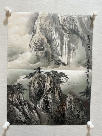 著名画家陈乃建山水，42*55cm。陈乃建，字剑峰，揽云楼主人。一九四八年生于成都，四川省美协老年分会会长。先后师承岑学恭、黄纯尧、李文信诸先生。其山水画集南派之温润秀雅，北宗之雄强浑厚为一体，气势磅礴，意境深邃
现为中国工艺美术学会会员，四川省美术家协会会员，徐悲鸿、张大千艺术院绘画部部长，新加坡神州书画院特聘高级顾问，香港东方艺术中心书画所研究部研究员，成都翰林艺术学院副教授，蓉台书画社理事。