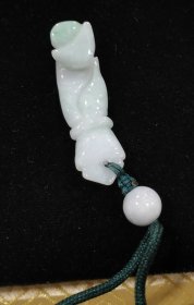 纯天然翡翠佛手挂件一个，品相一流。