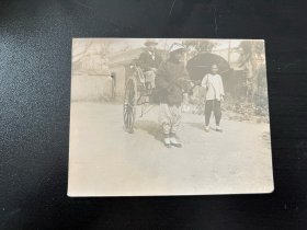 清代原版蛋白照片 坐黄包车的洋大人和拉车的中国差役及打伞路人 带后题 尺寸10乘7.7厘米