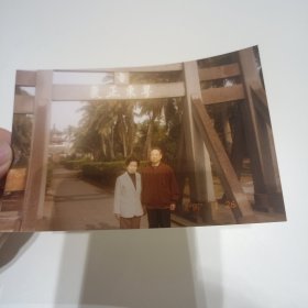 老照片–夫妻二人在海南景区留影（1997年1月，身后有“粤东正气”四个字）