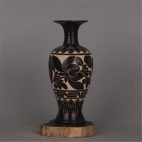 磁州窑黑釉刻花瓶