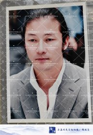浅野忠信老照片2张合售，均是早期杂志社原版5寸老照片，实物拍摄有现货，可以直接下单。 屉5-1-060 （日文假名：あさの ただのぶ；日文罗马字：Tadanobu Asano） Tadanobu Asano 别名：佐藤忠信（本名） 幻之光、等救火的日子、光明的未来、梦旅人、杀妻总动员 第36届莫斯科国际电影节最佳男演员奖 第57届日本电影蓝丝带奖最佳男主角奖 第11届亚洲电影大奖最佳男主角奖