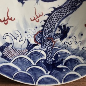 青花釉里红龙纹斗笠赏盘，器型规整，画工精细，龙纹逼真，釉色温润！