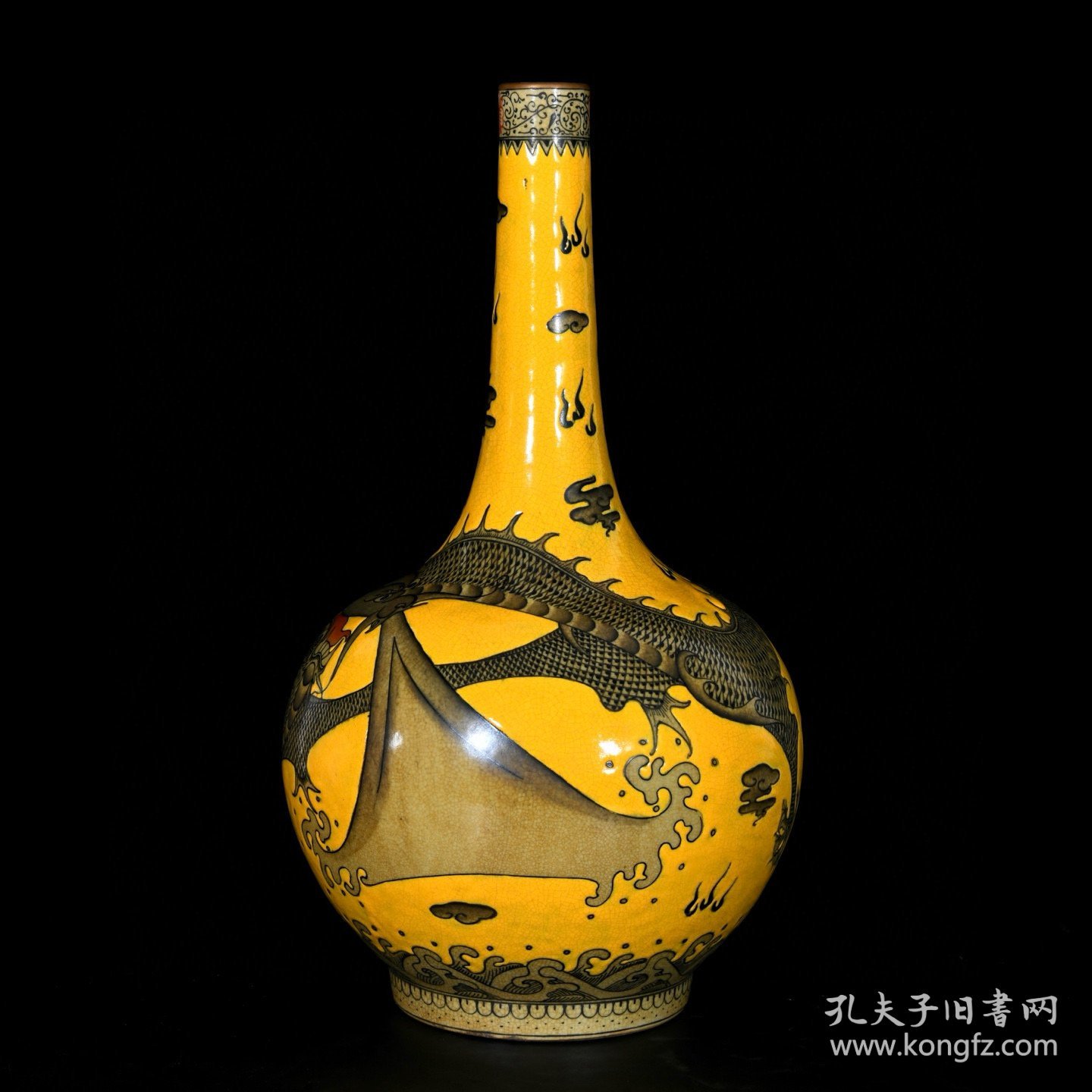 清乾隆黄釉开片墨彩龙纹长颈瓶一对；40x21厘米