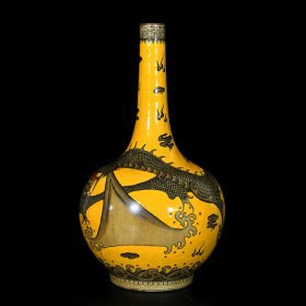 清乾隆黄釉开片墨彩龙纹长颈瓶一对；40x21厘米