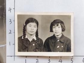 60年代昆明工学院两粗辫子美女合影照片(邹位相册，邹位约1961年毕业于昆工附中，之后就读于昆明工学院)