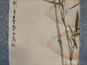 王梦白:26*85/绢本，镜片，有污染，原装老裱，品如图。(1888～1934)[1]， 中国现代中国画画家。名云，字梦白，号破斋主人，又号三道人，祖籍江西丰城，出生于浙江衢州（今柯城区）。[2]因住地与三溪接壤，自号三溪渔隐，即三道人的来源。幼年在灯笼店、钱庄当学徒，刻苦读书，勤奋作画，称居所为映雪馆，又称三衢读画楼。