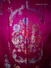 [全新]玫紫色真丝彩缎七彩被面，真丝品质保证！标准单人被面尺寸：130x190cm，没下过水，没发现针眼线迹破损渍迹，不过再新也是几十年前的被面，出厂自带的细小瑕疵在所难免，自定五新，按五新拍，售后不退。凤戏牡丹花型，被面花型布局齐整，印染工艺细腻逼真，且光泽度极高，做被子亦或是收藏都是首选。真丝彩缎，二手默认微瑕，售后不退，搞清楚下单，不要扯皮。货号：采歌