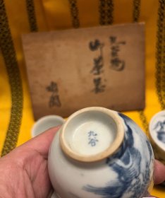 清·九谷青花山水宝瓶套茶具套原盒 画工精湛 锈斑发色 器形优美 瓷质莹润 画工发色都非常好,自己比较喜欢的一套茶具。全品未使用过,原盒都在。