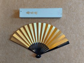寿惠广 金银小扇 日本回流盒装扇 展幅约29Cm 高18Cm 竹扇骨 ，保管好，全新。