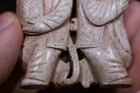 回流 舊藏和田玉“和合二仙” 藏品规格;长5.7公分 宽1公分 高5.9公分 重51克 .藏品介绍:火烧玉质,莹润起光,包浆浑厚,镂空透雕,和合二仙,双面刻工,手持宝盒,眉开眼笑,米字纹理,收藏俱佳。