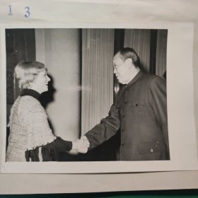 1977年乌兰夫会见澳大利亚议员团女参议员马丁。官方原版 非地方翻拍重洗