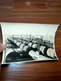 原版老照片: 满载石油列车正在运输途中（著名摄影家 肖野 拍摄并签名 19厘米Х14.4厘米）