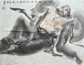 陈德奎设色国画人物《神仙铁拐李》。陈德奎，1938年生于上海。著名画家，曾任苏州工艺美术学院教授。自幼酷爱美术，9岁时水彩画《外白渡桥》入选意大利举办的“国际儿童画展”并获奖，1950年毕业于上海行知艺术学校，1958年考入南京师范大学美术系，后从事教育、出版工作。擅人物、山水，工写兼长，所作笔墨浑厚沉着，明快含蓄，生动传神。