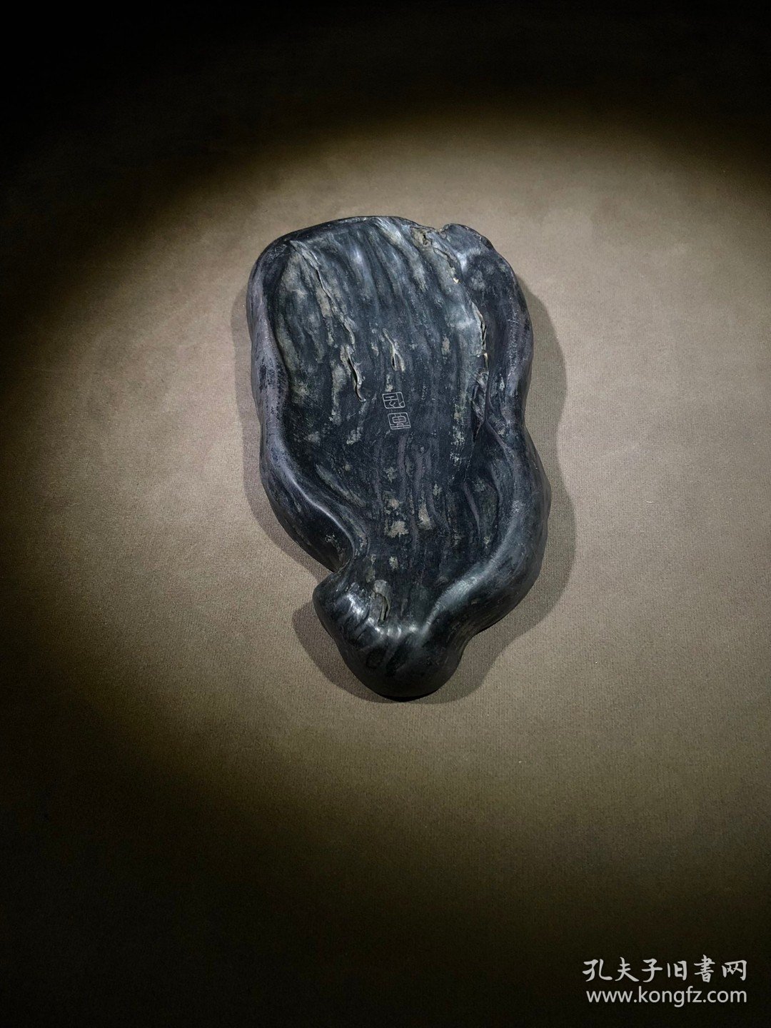 端砚，立体满工雕刻荷叶，雕刻精细逼真，维妙维肖栩栩如生。砚堂天然鱼脑冻、火捺。砚背部落款：黄任。砚长16.6厘米，宽9厘米，厚2.6厘米