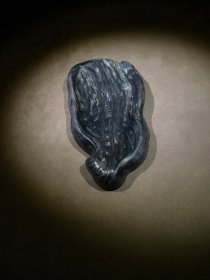 端砚,立体满工雕刻荷叶,雕刻精细逼真,维妙维肖栩栩如生。砚堂天然鱼脑冻、火捺。砚背部落款:黄任。砚长16.6厘米,宽9厘米,厚2.6厘米