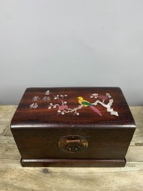 小叶紫檀镶嵌贝壳喜鹊登梅开盒。 长25厘米高14厘米宽14厘米重量1171克。