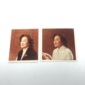 中国第一代钢琴家、曾任中央乐团首席钢琴巫漪丽（1931-2019）旧藏，七、八十年代个人标准彩色照片两件