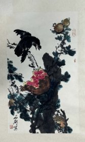 江石邻设色国画花鸟立轴。江石邻（1920-2014），江苏常熟虞山镇人。著名画家，上海市文史馆馆员。幼年父母双亡，由伯父抚养教育，与堂兄江寒汀朝夕相处并随其学画，始学工笔，继转半工半写，后攻写意花鸟。1943年春入大观园画社工作，常与唐云、来楚生、张石园、张大壮、江寒汀等名家雅集一堂、谈书论艺。解放初期加入陆抑非任组长的上海花鸟创作小组，与王个簃、黄幻吾、袁采薇等交往甚密，常一起切磋挥毫。