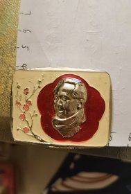 长方形毛主席像章：红梅配主席象（背面：毛主席万岁）【5公分*4公分】