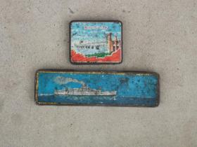 收到老文具盒一个和葵花牌(南京长江大桥)老铁烟盒一个，题材好经典图案（大海航行和南京长江大桥），包老保真，品相如图完整，尺寸如图
