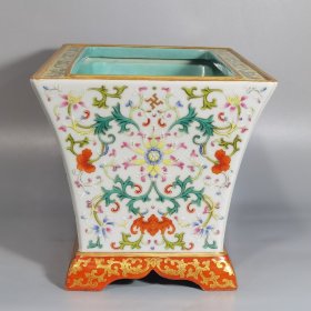 清乾隆 白地洋彩宝相花福庆纹花盆
