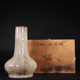 旧藏宋代官窑冰裂纹瓜棱直颈瓶